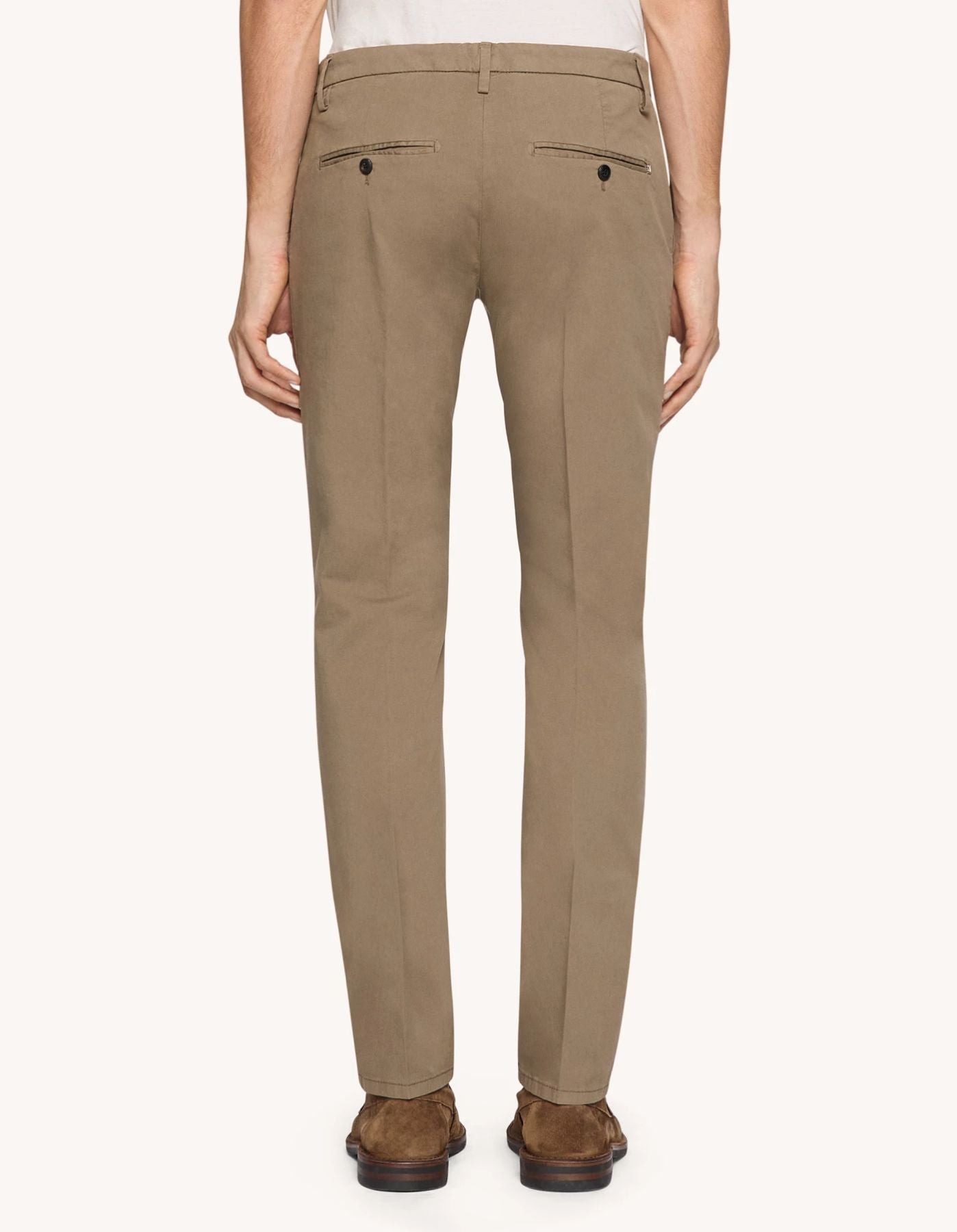 pantalone slim in gabardina leggera