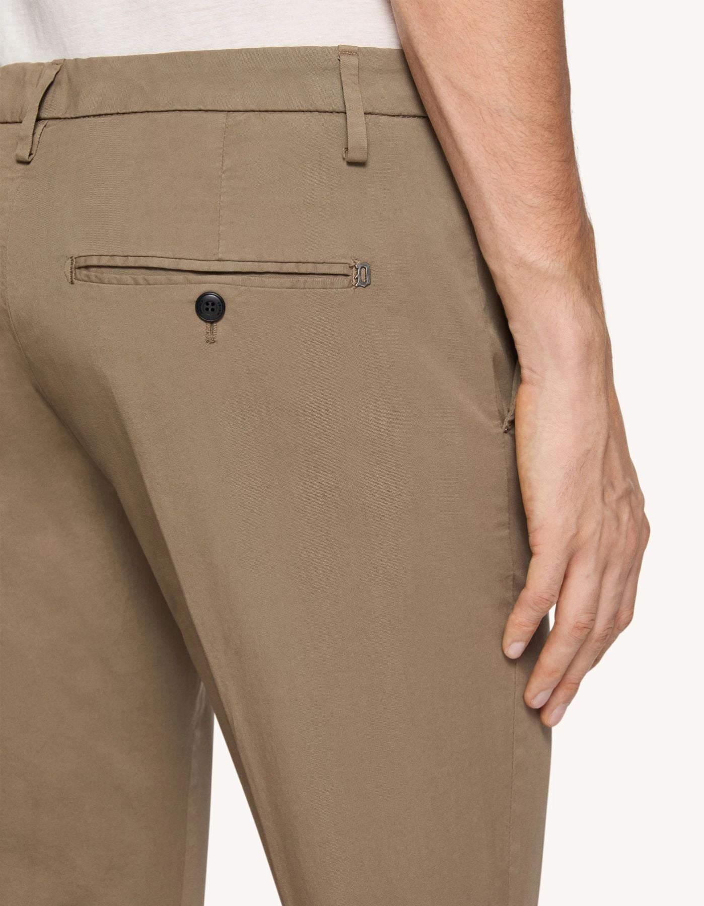 pantalone slim in gabardina leggera